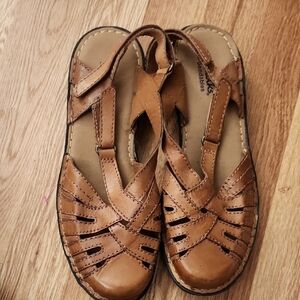 Clarks Bendable Leather Sandals NWOT